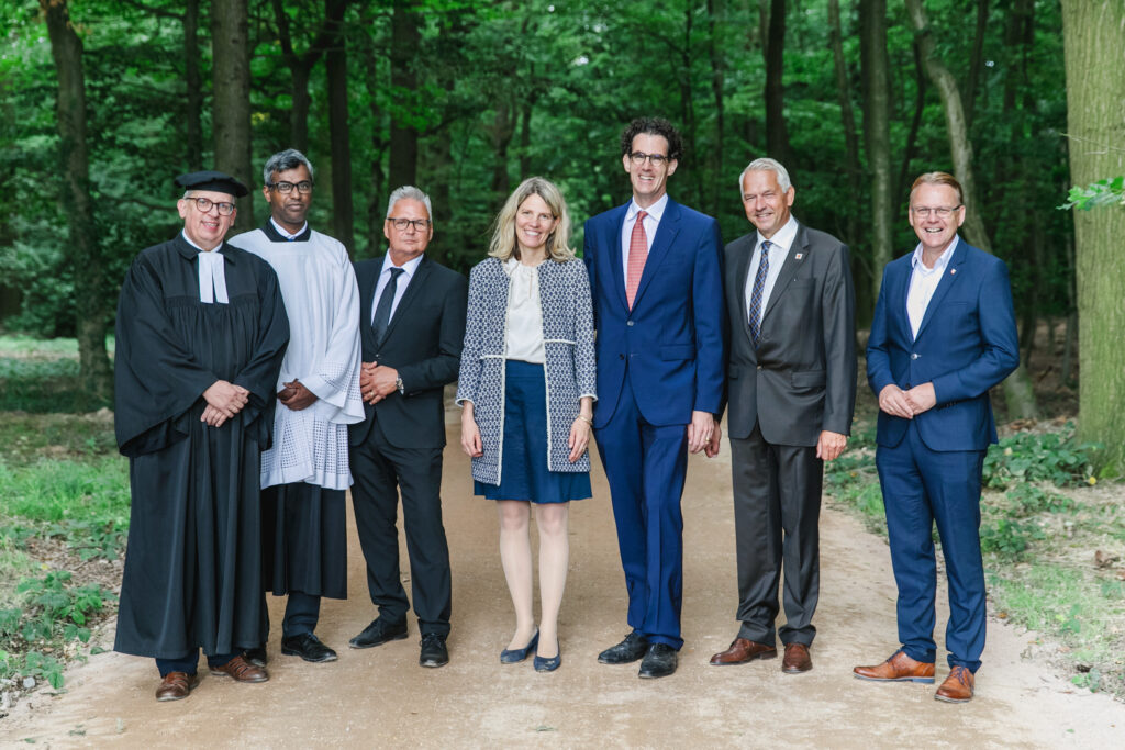 Feierliche Eröffnung vom Ruhewald Sandfort mit Pfarrer Melchert, Pater Mathias, Priester Riediger, Gräfin und Graf vom Hagen-Plettenberg, Bürgermeister Sendermann (Olfen), Bürgermeister Orlowski (Selm)